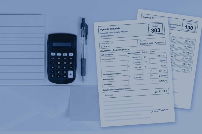 Modelo 303 de IVA y modelo 130 de IRPF junto a una calculadora – asesoría fiscal en Barcelona