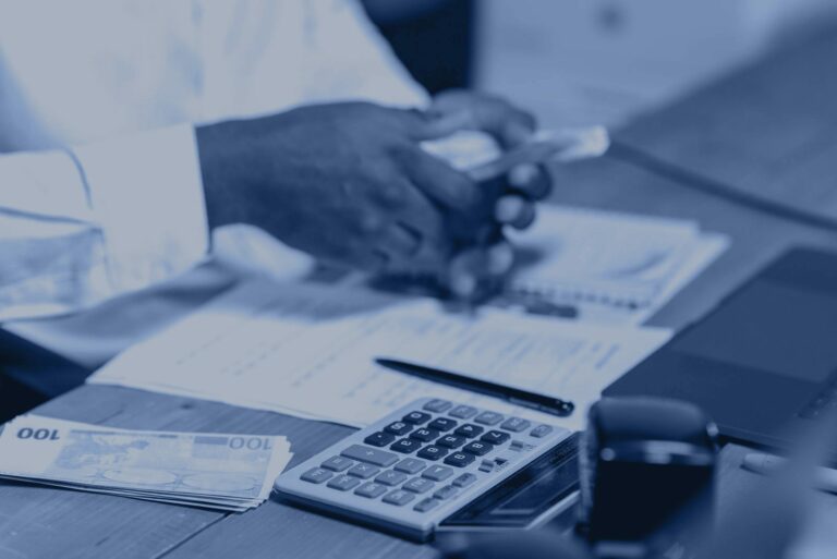 Cálculo de nóminas con calculadora y billetes de euro – asesoría laboral en Barcelona