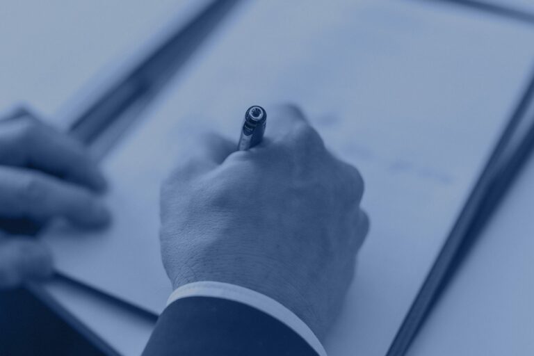 Mano firmando un documento – crear una sociedad limitada en Barcelona