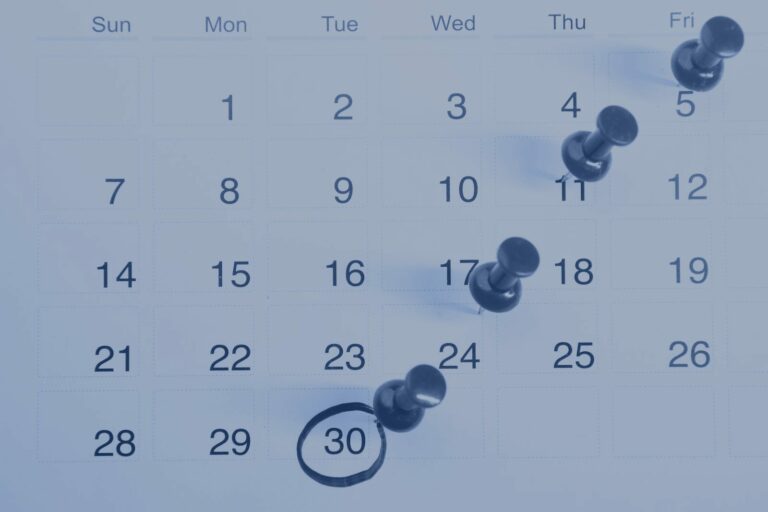 Calendario con chinchetas rojas marcando los plazos – modelos tributarios