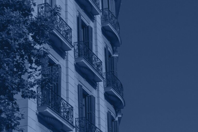 Fachada de un edificio de viviendas de Barcelona con balcones – renta de no residentes